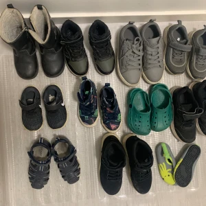 Barn skor - Barnskor, mest pojkskor. Olika storlekar från 22-31. Olika märken. Använda fåtal gånger. Pris från 50kr. De grön crocs och de gråa sneakers med dragkedja är sålda.