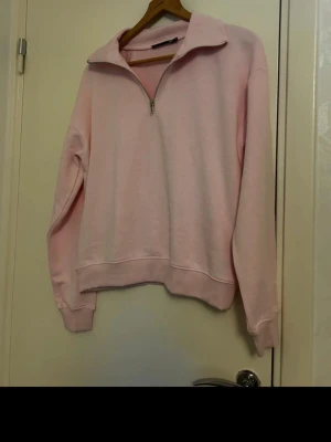 Sweatshirt från Lager157 i storlek XS - En jätte fin sweatshirt med halv zip i färgen rosa från Lager157. Den är helt ny och oanvänd. Materialet är mjukt och skönt.