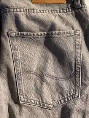 Grå jeans Relaxed/Chris straight fit - Snygga grå jeans från Jack&Jones med klassisk femficksdesign och rak passform. Jeansen har en avslappnad siluett och är tillverkade i slitstarkt bomullsmaterial. Perfekt för dig som gillar en chill och enkel stil. priset går att diskuteras!