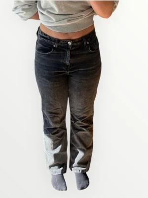 Svarta flare jeans - Flare jeans i en snygg lite urtvättad svart färg. Använda typ en gång, säljer för att det inte är min stil. Lågmidjade storlek 36. Skriv gärna om ni har frågor. 