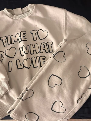 Sett - Ett fint plagg från Zara. Mjukt och skönt material. Passar barn i åldern 3–4 år.