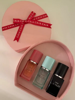 CAIA parfymset med tre dofter - Upptäck CAIA:s parfymset med Jolie, Le Ciel och La Nuit. Tre Eau de Parfum i snygg presentask – perfekt för dig som vill testa olika dofter och hitta din favorit. Snygg design och smidig storlek att ta med överallt.
