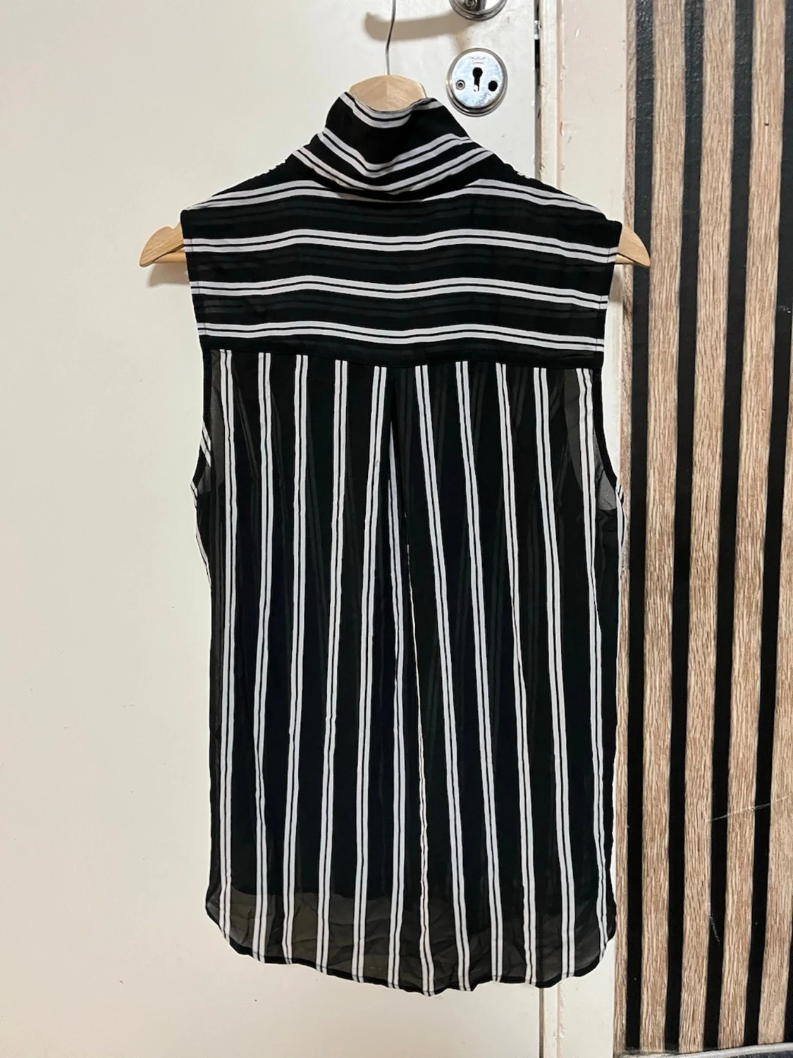 Svartvit randig ärmlös skjorta - 1