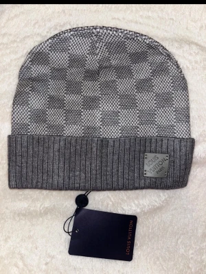 Grå rutig L mössa - Bra kvalité finns fler lager 