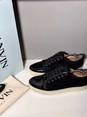 Lanvins  - Säljer ett par snygga lanvins i storlek UK9 (EU43), cond 8/10 lite heeldrag och märke på båda toecaps men annars bra skick! Kommer med OG box, dustbag och extra snören!