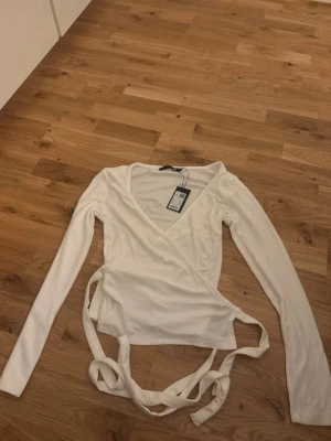 Vit knyt topp - En vit knyt topp. Helt ny med prislapp!