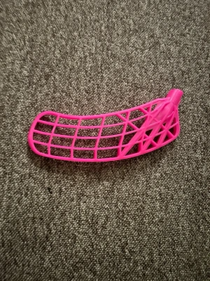 Rosa innebandyblad Trident - Säljer ett rosa innebandyblad från Zone.  Bladet har en design som sticker ut på planen. Perfekt för dig som vill ha en färgglad och snygg detalj på klubban. Bladet är i super skick nästan nytt. Tveka inte att höra av er vid frågor eller annat!