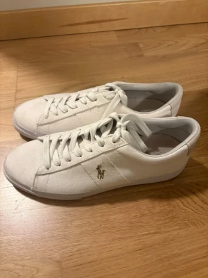 Raulph lauren skor  - Snygga vita sneakers från Polo Ralph Lauren. 