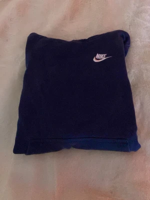 Mörkblå hoodie från Nike  - Mörkblå Hoddie från Nike med luva.Passformen på tröjan är lös. Passar till dig som vill ha en mysig tröja men ändå går att klä upp.