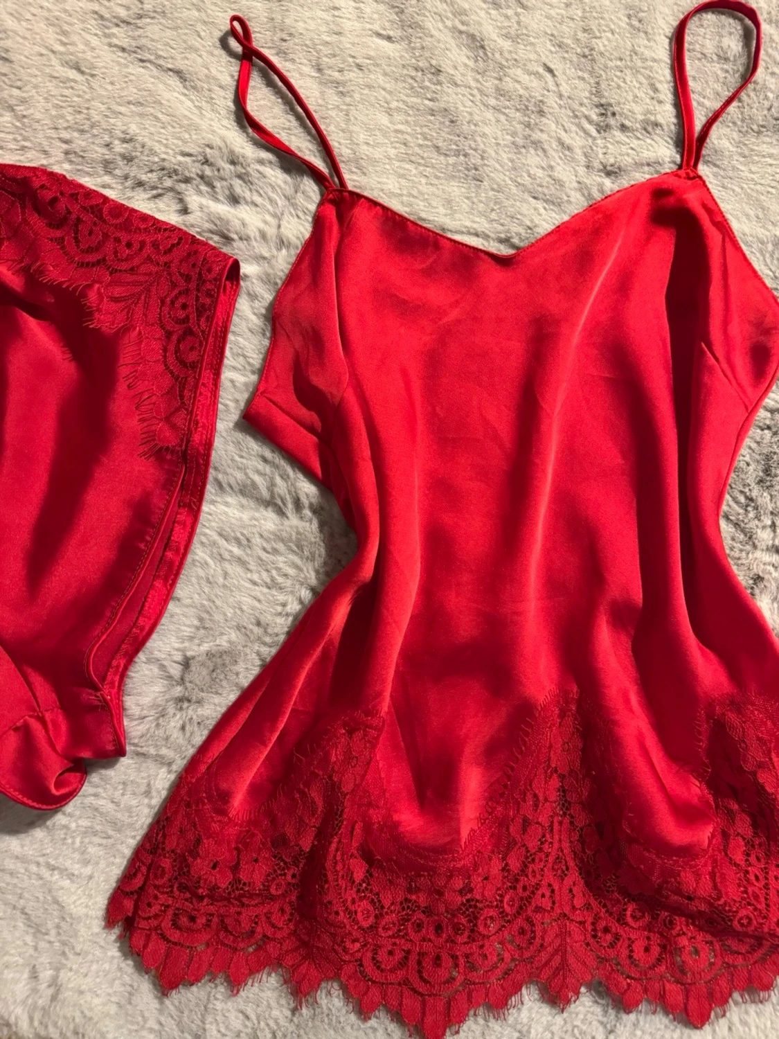 Rött set i satin med spetsdetaljer från Hunkemöller  - 2