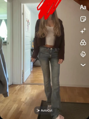 True Religion Becca Bootcut Jeans - Säljer ett par blå True Religion Becca jeans med bootcut och midwaist. De har kontrastsömmar i vitt och rött, samt ikoniska broderade bakfickor. Materialet är klassisk jeans med snygg tvätt och detaljerade sömmar. Perfekt för dig som gillar statement-jeans.