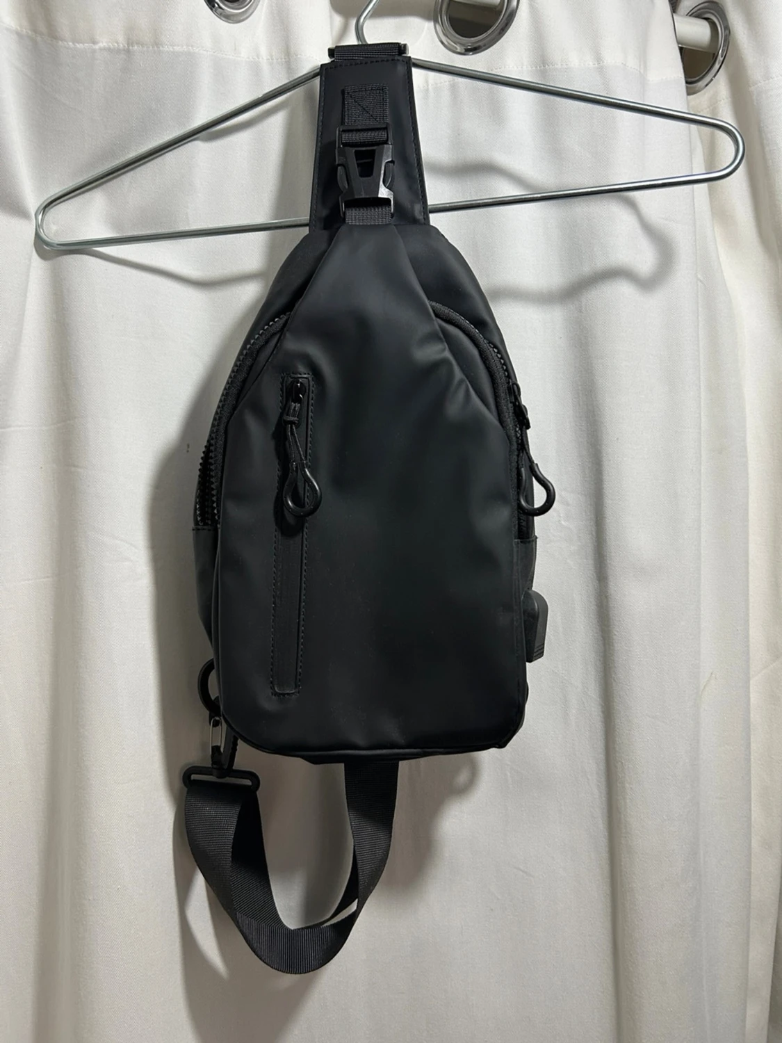 Svart crossbody axelväska i syntet