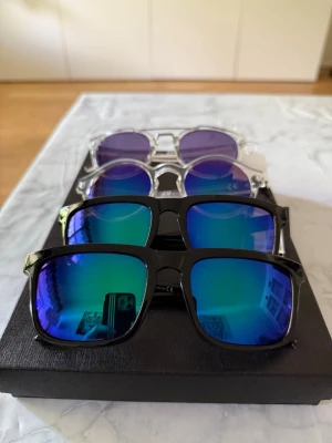 Solglasögon  - Priset är för alla 4. 