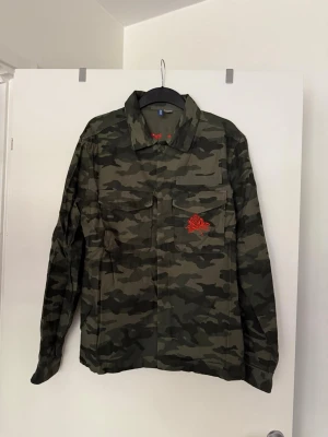 Militärjacka  - Storlek L. Använd någon enstaka gång. 
