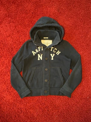Abercrombie & Fitch Huvtröja  - Abercrombie & Fitch hoodie i storlek L. Mått: axelbredd - 56 cm, längd - 63 cm. Skriv för fler bilder och frågor!