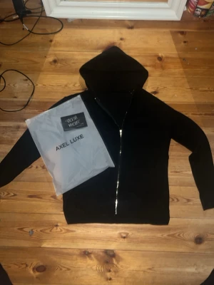 Svart stickad zip up Axel Luxe - Väldigt bra  skick