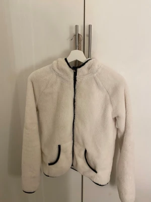 Lurvig fleece tröja - Säljer denna tröja då den inte kommer till användning skulle säga att den passar den som bär S