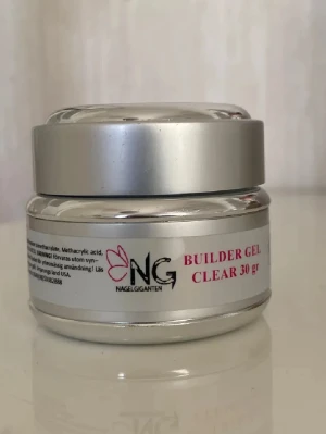 Builder Gel Clear Nagelgiganten  - En burk med Builder Gel Clear på 30 gram, perfekt för att bygga starka och hållbara naglar. Gelen är genomskinlig och kommer i en stilren silverfärgad burk med skruvlock. Säljer för att jag inte använder den 💗(priset kan diskuteras)