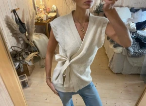 Stickad tröja med knytning  - SÅ snygg