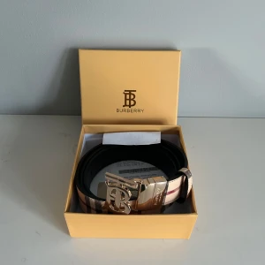 Burberry bälte  - Säljer detta feta burberry bältet i mycket fint skick, kort och box medföljer, priset kan diskuteras vid snabb affär så kom gärna med bud! 