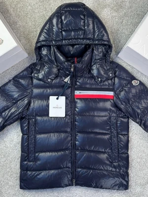 Moncler Jacka - Säljer denna sällsynta Moncler jacka som är perfekt nu inför kyligare dagar, den är väldigt sparsamt använd men det finns inga skador eller tecken på användning, skick 9-9.5/10. Självklart äkta samt finns ett äktehetscertifikat från Garmsmarket✅ Vid fler frågor och funderingar så är det bara att skriva🤝