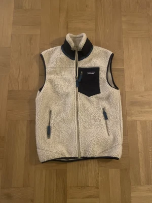 Patagonia väst  - Beige väst Patagonia, extremt bra skick , storlek S, hör av dig vid funderingar!