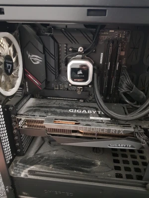 Stationär gamingdator med GeForce RTX och ROG Strix - Kraftfull stationär gamingdator med Gigabyte GeForce RTX grafikkort, ASUS ROG Strix moderkort och Corsair kylning. Utrustad med HyperX RAM. Chassit är från Chieftec. Datorn är dammig invändigt och behöver rengöras, men komponenterna ser ut att vara i gott skick. Kommer också med en Asus skärm helt ny och med en Black widow Keyboard.
