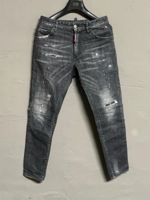Dsquared 2 -  Cool guy jean svart Size 44 Bra skick Pris: 1500kr  Cool guy jean grå Size 44 Bra skick Pris: 1500kr  Skater jean grå Size 44  Okej skick Pris: 1300kr  Sista grå par Size 44 Bra skick Pris: 1500kr