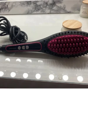 Värmeborste  - Bilderna visar en elektrisk hårborste från SilverCrest, 3in1 funktion väldigt effektiv och  bra sliten på baksidan