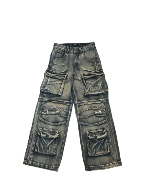 Jaded London wide baggy jeans w28 - Namn: Jaded London Light Washed Apex Denim Cargos Original pris : 1 800kr ($180)  Mått: - Längd = 110cm - Midja = 74/75 cm - Höfter = 100cm  Använd ett tag så botten av benen är lite rivna (som man ser på bilderna) men utöver det har den inga skador eller fläckar och är i väldigt bra skick ✨