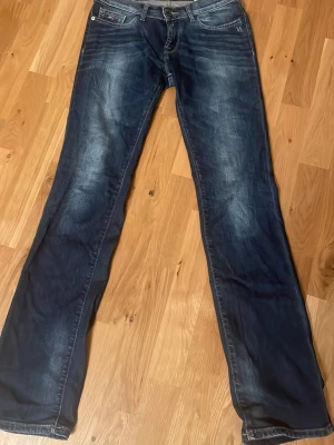 Hilfiger Denim blå jeans bootcut - Snygga blå lowrise jeans från Hilfiger Denim som tyvärr inte passar mig längre. Användt några gånger så ganska bra skick.
