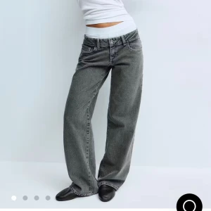Gråa ultra low wide jeans från Gina tricot - Säljer ett par gråa ultra low wide jeans från Gina tricot. Väldigt bra skick, inte använda jättemycket pga att de var lite korta för mig, jag är 178 cm. Kan diskutera pris😊