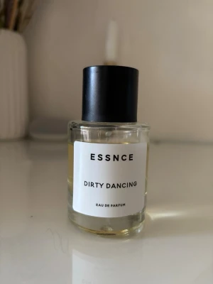 ESSNCE Dirty Dancing parfym - Dirty Dancing från ESSNCE är en Eau de Parfum, mycket kvar skulle säga 90% cirka, säljer på grund av att doften inte ”passar” mig riktigt som jag önska
