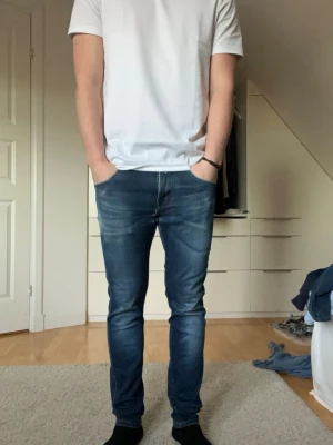 Replay Jeans - Replay jeans i storlek W28 och L30. Byxorna har lite slitningar i skrevet. Modellen är 172 cm.