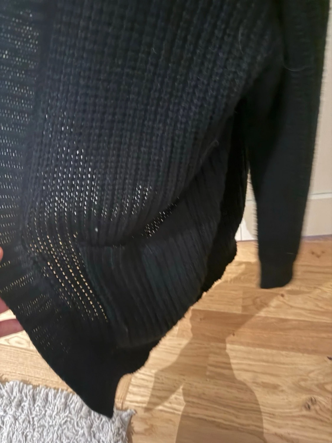 Svart stickad kofta med fickor - 1