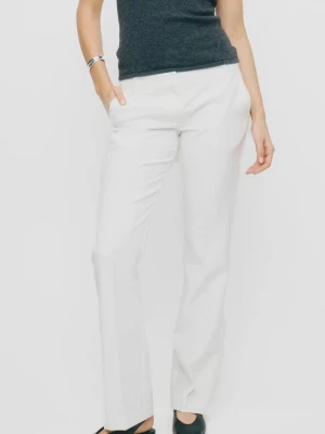 Vera low waist kostymbyxor  - Snygga vita kostymbyxor med låg midja.  Materialet är slätt och ger en clean look, perfekt för dig som gillar stilrena och snygga outfits. (Aldrig använda lappen är kvar)