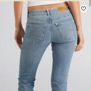 Low bootcut jeans Junkyard - Bootcut low jeans från Junkyard. Helt oanvända jeans, endast provade. Säljer då de är för stora för mig. Storlek S, jag upplever dem som stor i midjan då jag vanligtvis har Xs eller S. Nypris 599kr. Hör av er vid fler frågor eller bilder!