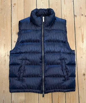 Dior Väst - Mörkblå Dior väst, mycket bra kvalitet. Knappt använd.