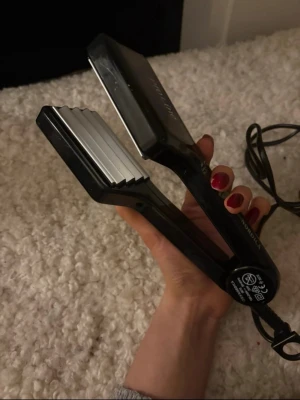 Professionell vågtång från Nordica ProLine - Professionell vågtång perfekt för att skapa volym och vågor i håret. Ergonomiskt handtag och lång sladd för enkel användning. Märkt med Nordica ProLine på sidan.