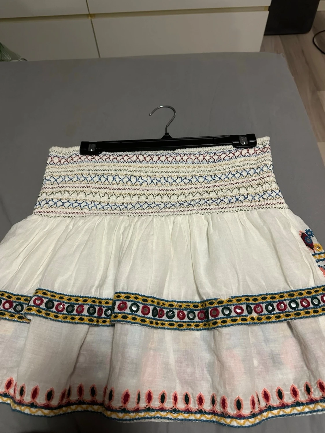 Broderad vit kortkjol med tofsar - 3