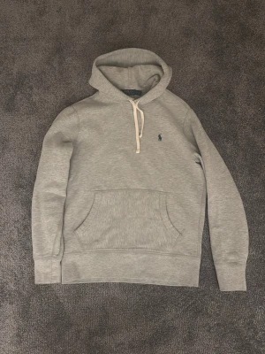 Ralph Lauren Hoodie - Grå Ralph Lauren hoodie i nyskick. Perfekt nu till de lite kallare månaderna. Storlek S. Skicka pm vid minsta fundering. 