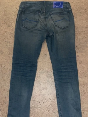 Jacob Cohen Jeans  - Jacob Cohen jeans, modell 688. Blåa herrjeans i storlek 30. Använda men i fint skick. Sitter bra på mig som är ca 177 cm. Sköna och stilrena, säljer då dem inte kommer till användning längre. Självklart äkta. Skickar jeansen så snabbt jag kan