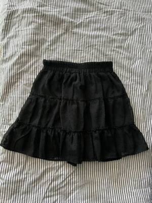 Svart volangkjol - Svart volangkjol i storlek xs. Inga defekter vad jag kan se. Materialet har ett prickigt gulligt mönster. Perfekt för alla årstider! Kjol som passar Stockholmsstil. Kolla gärna in mina andra annonser och köp gärna bundle, då kan vi komma överens om ett bra paketpris💗