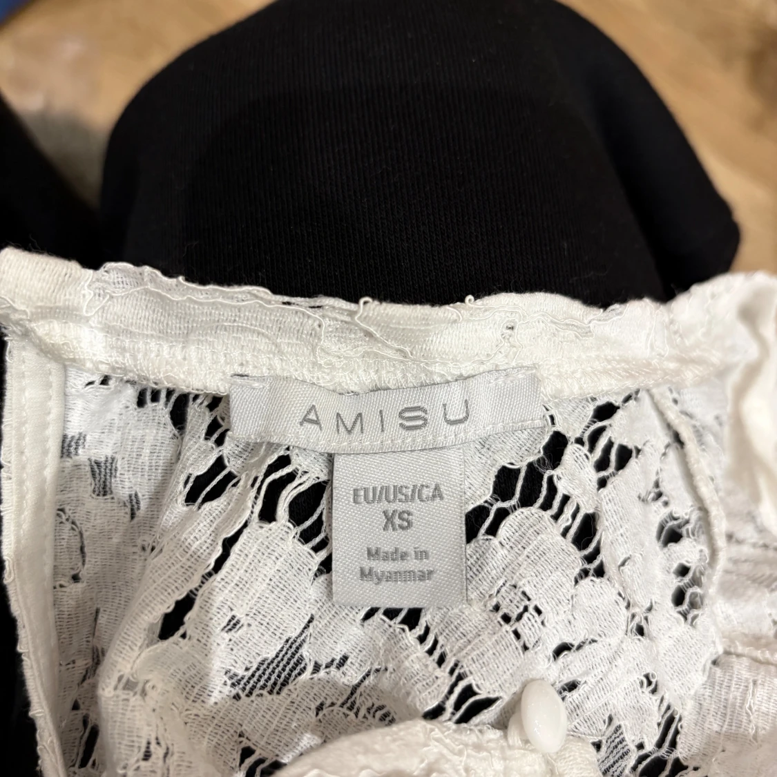 Vit spetsblus från Amisu XS - 2