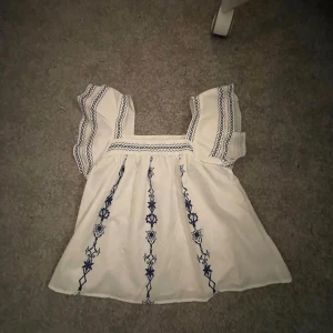 Jätte fin sommar blus💘 - Sommar blus som passar jätte bra till midsommar, mamma Mia vibe🌊 blusen har lite liknade silkes tyg och är jätte skön storlek 13-14år (xss-xs) köpt för 150kr använd 1 gång