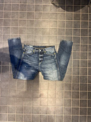 Jack and Jones jeans  - Säljer de här Jack and Jones jeansen i storlek W31 L30 i modellen Erik/anti fit jeansen har en väldigt snygg tvätt och en riktigt snygg färg, jeansen är perfekta för vintern. Priset är inte fast utan går att diskutera!
