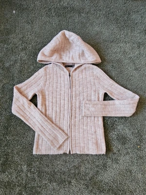 Stickad hoodie  - En beige stickad hoodie med dragkedja i storlek XS. Hål för tummarna, helt ny aldrig använd. Från Lager 157