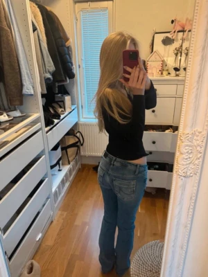 LTB  blå bootcut jeans 26/32 - Säljer ett par blå jeans från LTB med låg midja. Orginal pris var 900 kr💕bara använt någon enstaka gång