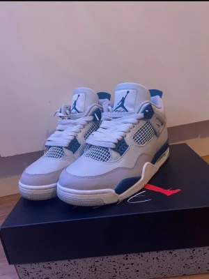 Air Jordan 4 military blue  - Skorna har inga större tecken av andvändning än att det är väldigt små veck där fram på skorna. Dom skickas 1-2 dagar efter beställningen. Priset kan diskuteras 🤗