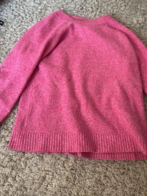 Rosa stickad tröja från Vero Moda - Mysig rosa stickad tröja från Vero Moda i storlek XS. 